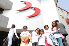Niños de Huaycán festejaron la Navidad en el Banco de la Nación