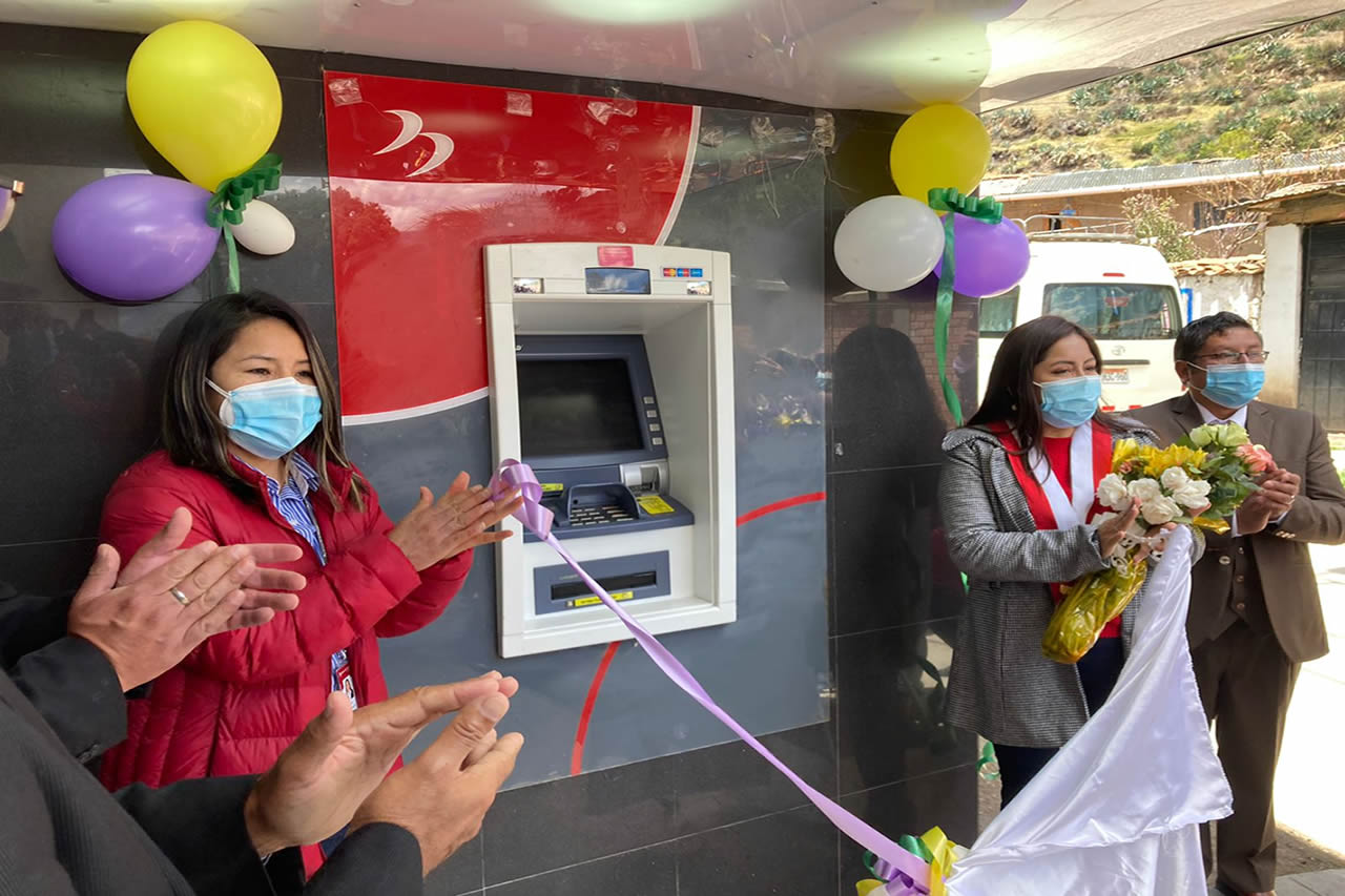 Imagen inauguracin del primer cajero automtico del distrito de Chiquin